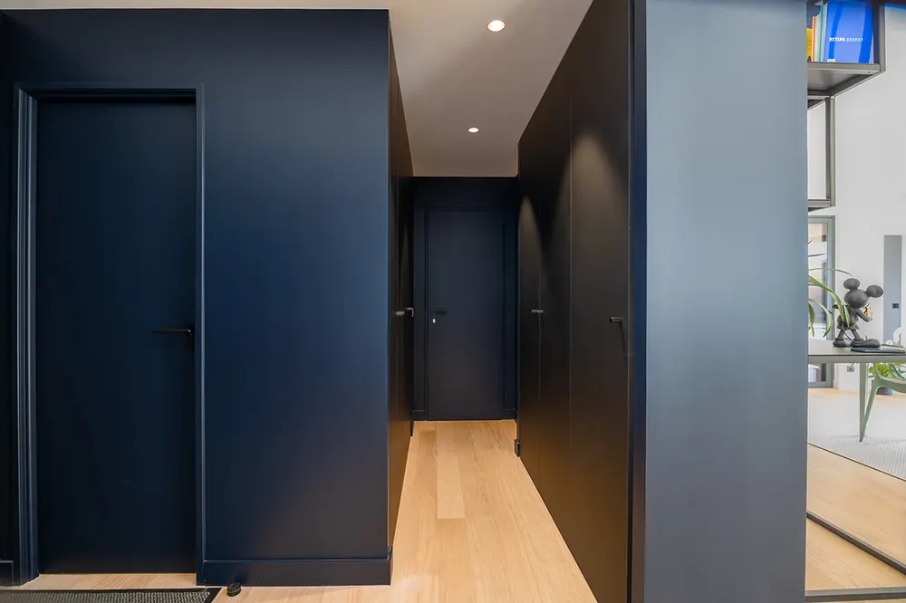 Entrée sur mesure vestiaire sur mesure — blanc satiné, aménagé par Gitter à Hagondange (gammes Portéa)