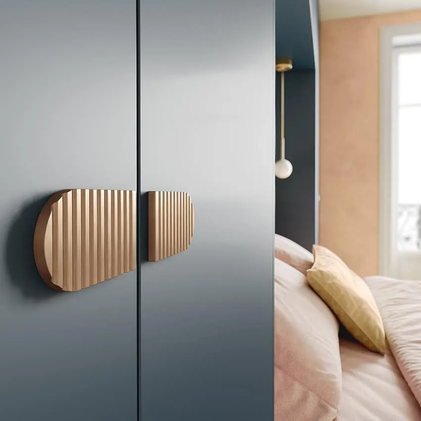 Chambre sur mesure placard coulissant — décor bois, aménagé par Gitter à Hagondange (gammes Portéa)