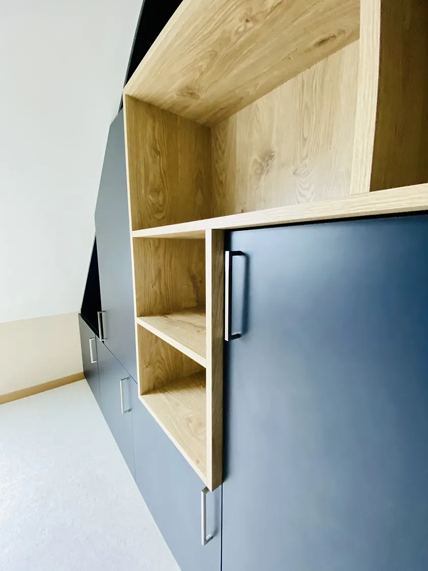 Chambre sur mesure dressing d'angle — ton noyer, aménagé par Gitter à Hagondange (gammes Portéa)