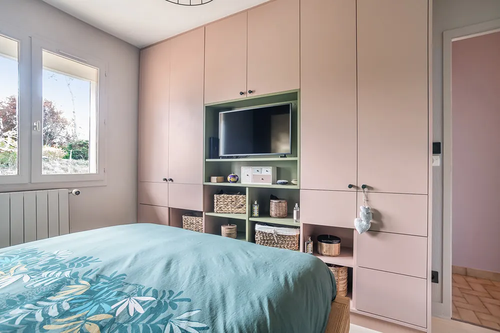 Chambre sur mesure rangement mansardé — ton noyer, aménagé par Gitter à Hagondange (gammes Portéa)