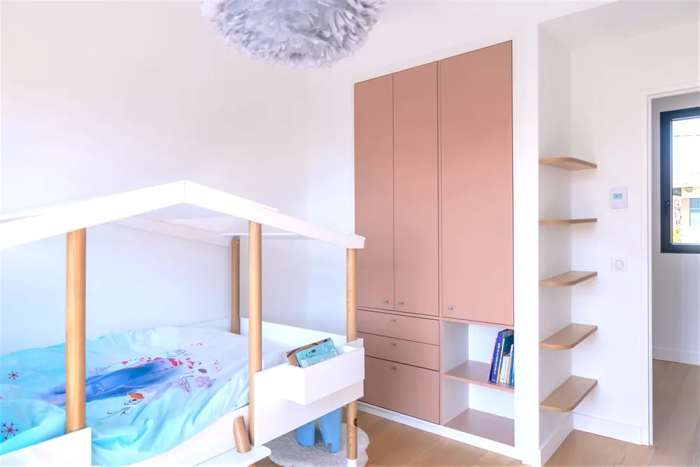 Dressing d'angle sur mesure, décor bois, aménagé par Gitter à Hagondange (gammes Portéa)