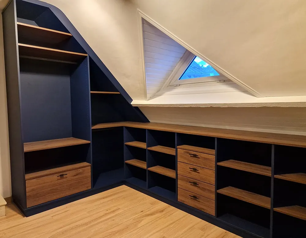 Sous-escalier sur mesure rangement sous-escalier — finition chêne, aménagé par Gitter à Hagondange (gammes Portéa)