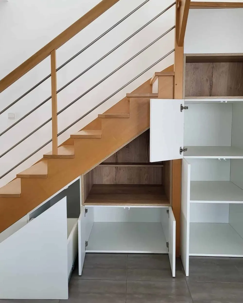 Sous-escalier sur mesure tiroirs sous-escalier — ton noyer, aménagé par Gitter à Hagondange (gammes Portéa)