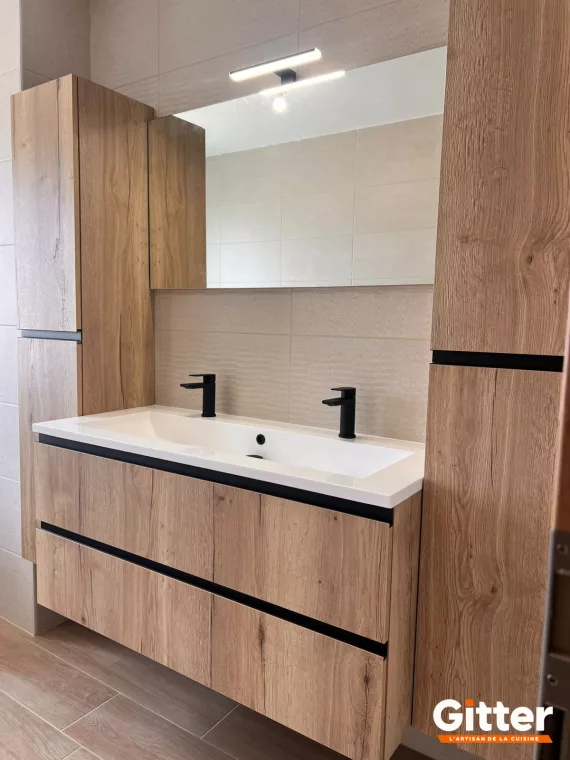 Salle de bains : meuble suspendu bois à double vasque, robinetterie noire et colonnes de rangement, réalisation Gitter à Hagondange