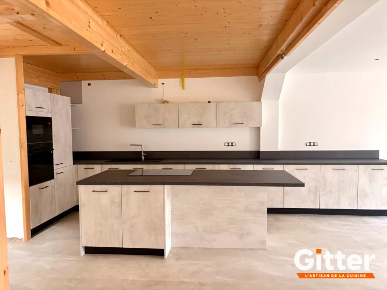 GRAND ILOT CENTRAL BEIGE EFFET BETON SOCLES NOIRS, réalisation Gitter à TALANGE