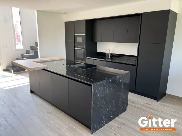 CUISINE NOIRE ANTI TRACES ILOT CENTRAL GRANIT NOIR PLAN REPAS BOIS CUVE SOUS PLAN, réalisation Gitter à METZERVISSE