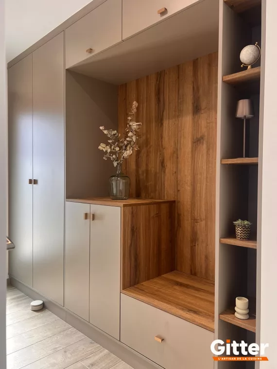 PLACARD ENTREE SUR MESURE BOIS VERT SAUGE POIGNEES DOREES, réalisation Gitter à VERNY