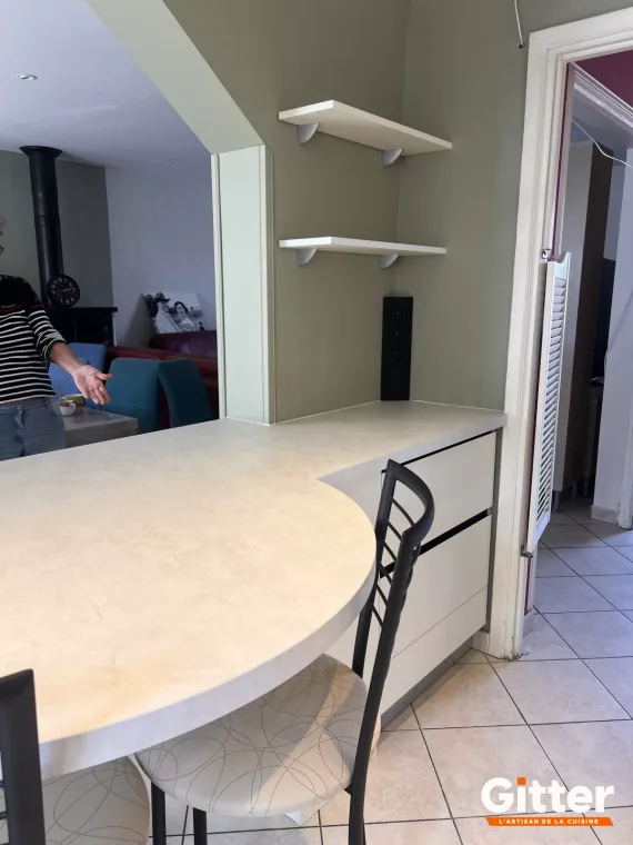CUISINE AVEC CUVE SOUS PLAN. PLAN COMPACT TABLE RONDE. PROFILES., réalisation Gitter à AMANVILLERS