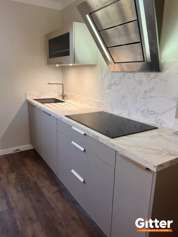 CUISINE ARMOIRES CUVE SOUS PLAN. PLAN COMPACT., réalisation Gitter à BOUSSE