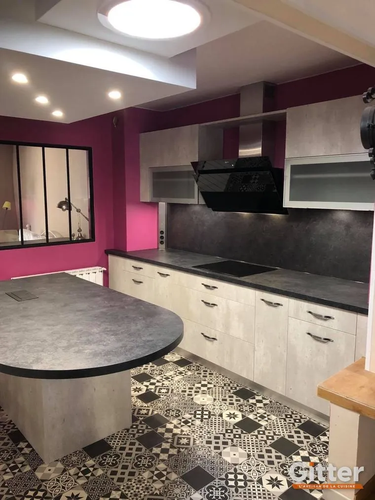 Cuisine avec îlot arrondi effet béton, verrière noire et sol en carreaux de ciment, réalisation Gitter à Metz