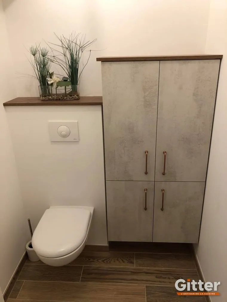 Dressing & placard : colonne de rangement effet béton avec tablette bois, aménagée dans une salle d'eau, réalisation Gitter à Uckange