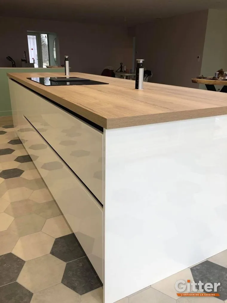 Îlot laqué blanc, plan de travail bois et sol en carreaux hexagonaux, réalisation Gitter à Woippy