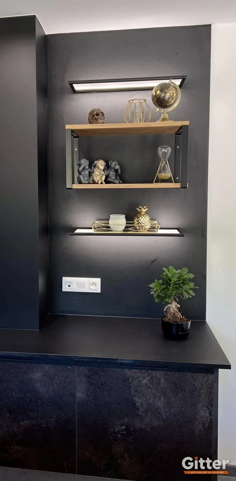 Agencement : niche murale noire avec étagères bois et tablette effet pierre, réalisation Gitter à Hayange