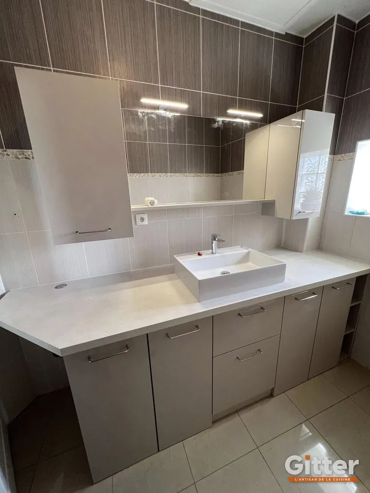 Salle de bains : meuble suspendu taupe, vasque à poser et faïence effet pierre, réalisation Gitter à Gandrange