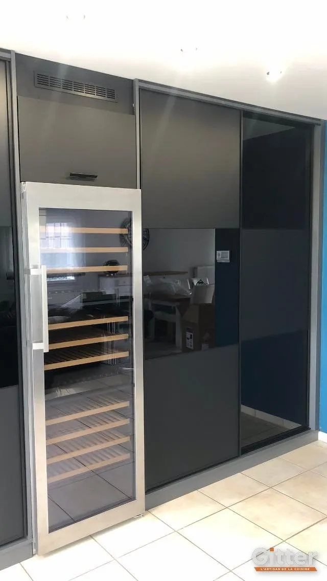 Placard à portes coulissantes grises brillantes avec cave à vin intégrée, réalisation Gitter à Hettange-Grande