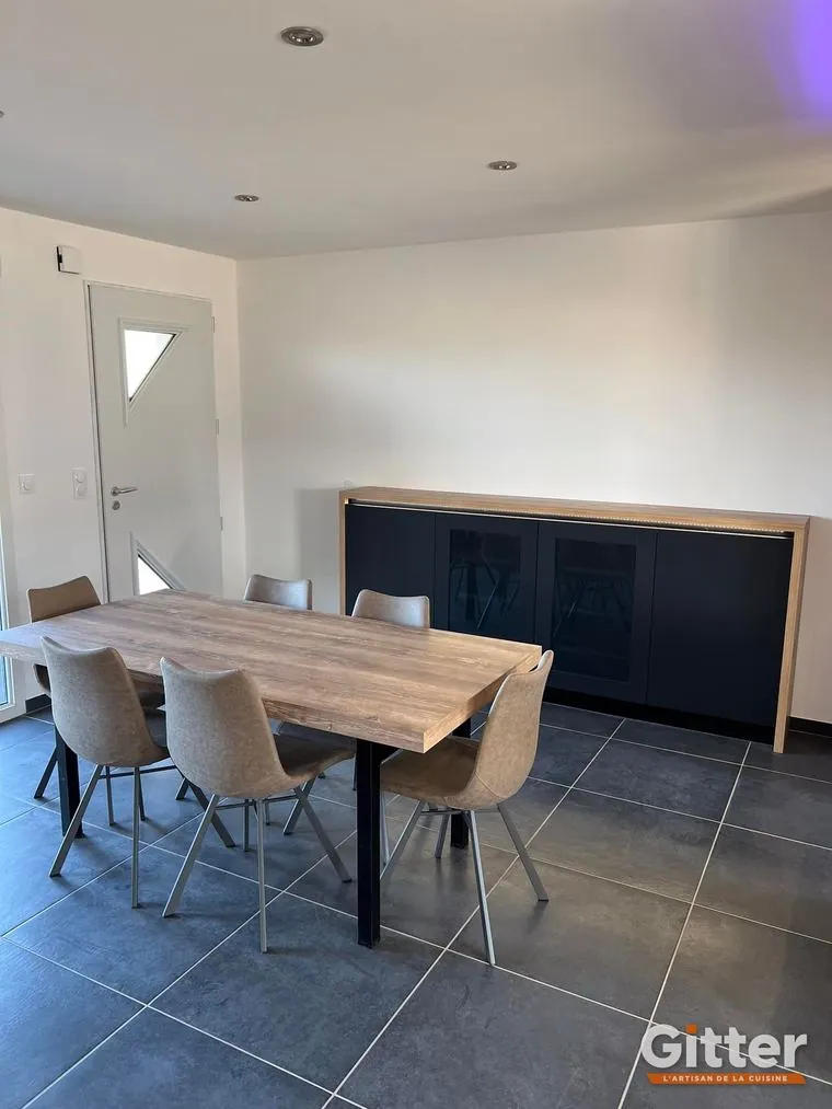 Agencement : buffet bois et noir dans un coin repas, réalisation Gitter à Le Ban-Saint-Martin