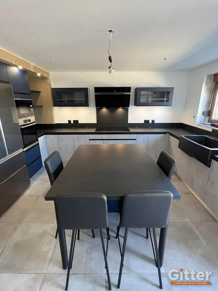 Cuisine en U, façades sombres avec table intégrée, réalisation Gitter à Trémery