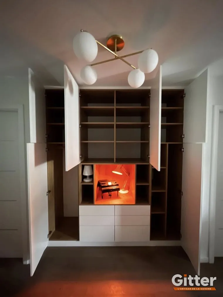 Dressing ouvert : portes blanches, aménagement intérieur et niche éclairée, réalisation Gitter à Uckange