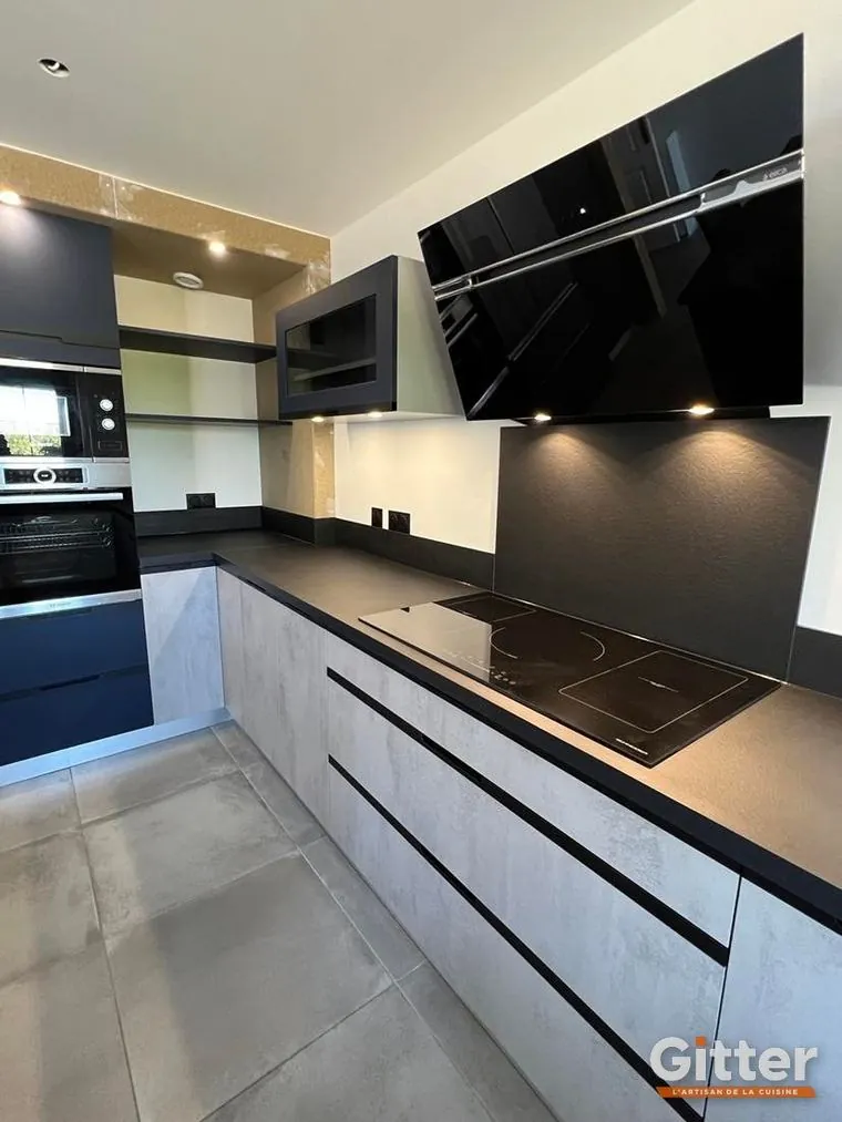 Cuisine : façades effet béton et noires, plan de travail noir et hotte noire brillante, réalisation Gitter à Ay-sur-Moselle