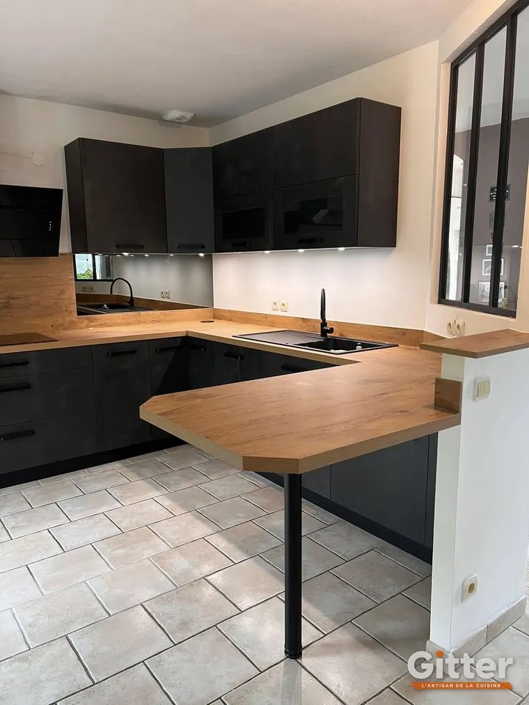 Cuisine : façades anthracite, plan snack bois et verrière, réalisation Gitter à Florange