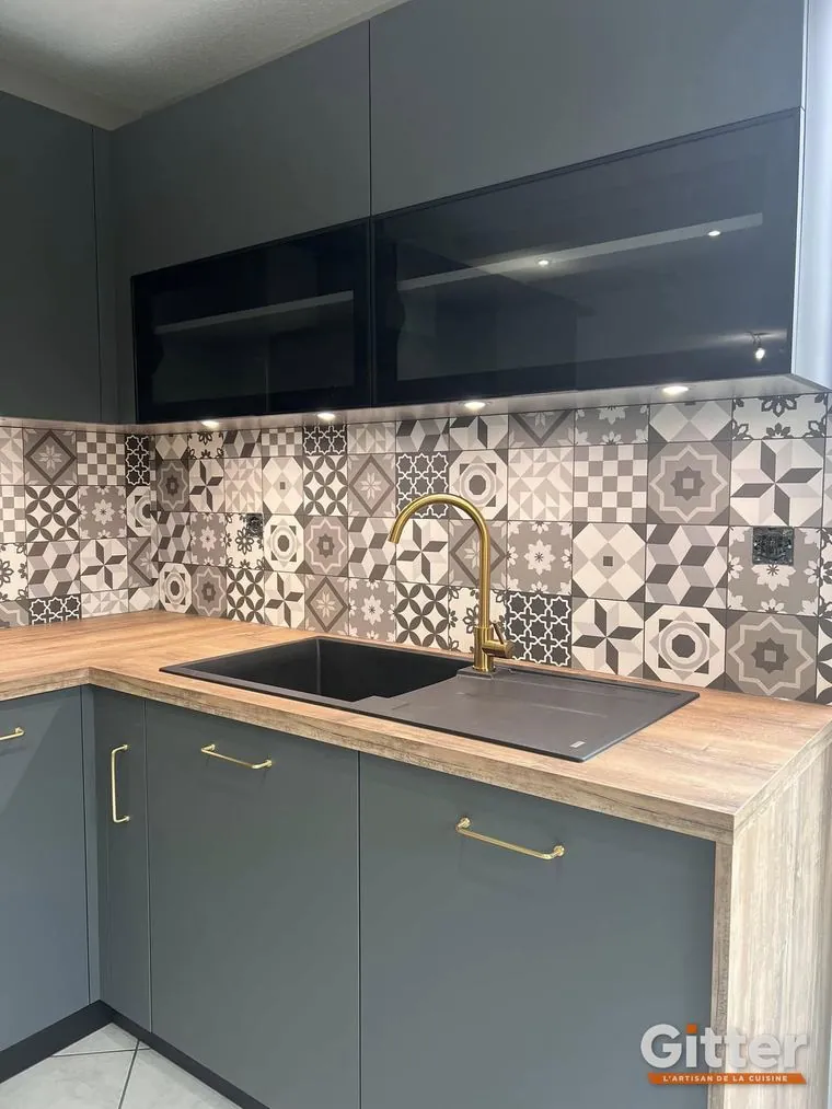 Cuisine : façades bleu-gris, crédence carreaux de ciment, plan de travail bois, réalisation Gitter à Marly