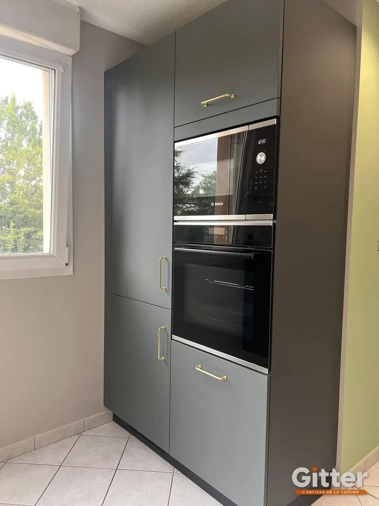 Cuisine : colonnes anthracite avec four et micro-ondes encastrés, poignées dorées, réalisation Gitter à Custines