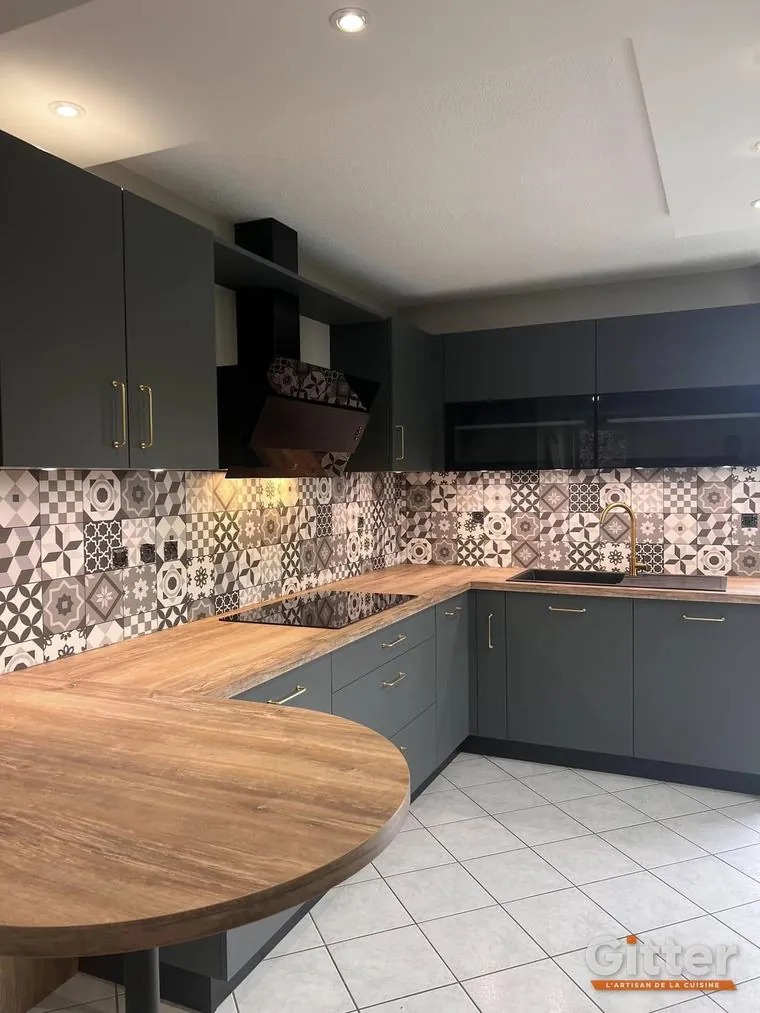 Cuisine : façades gris-bleu, crédence carreaux de ciment et plan de travail bois arrondi, réalisation Gitter à Longeville-lès-Metz
