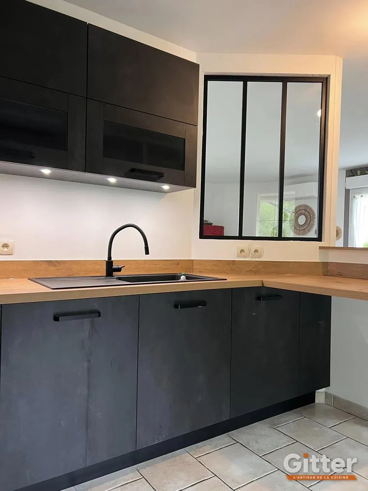 Cuisine : façades effet béton foncé, plan de travail bois et verrière, réalisation Gitter à Hettange-Grande