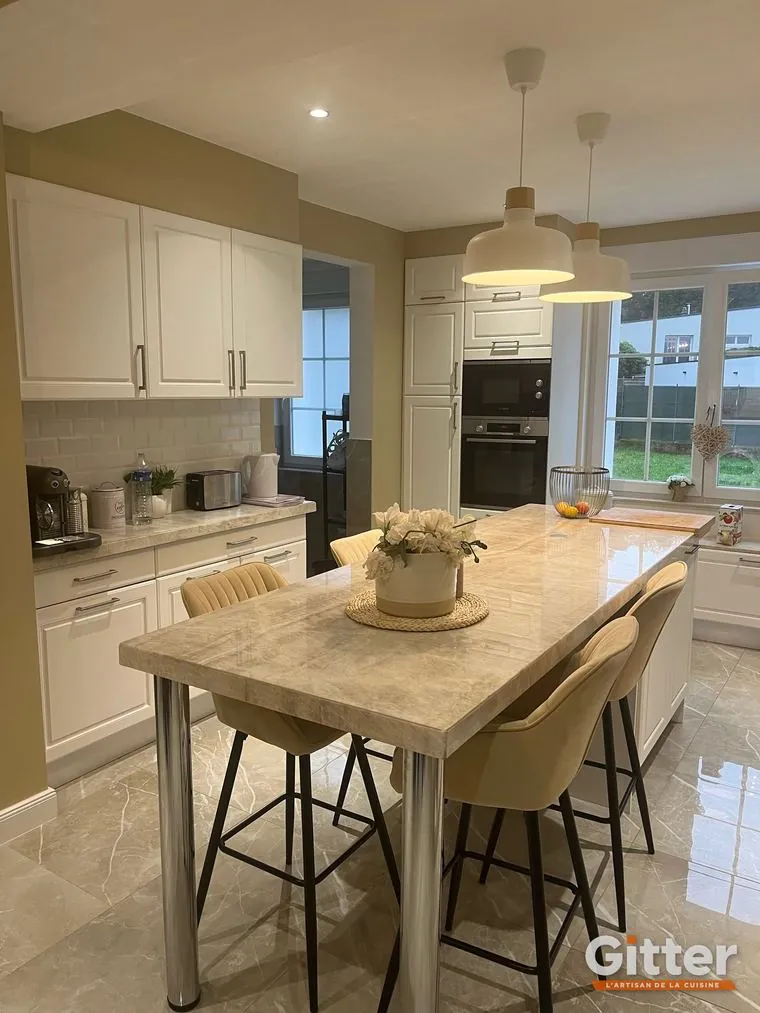 Cuisine crème de style traditionnel avec îlot table en bois et suspensions, réalisation Gitter à Talange