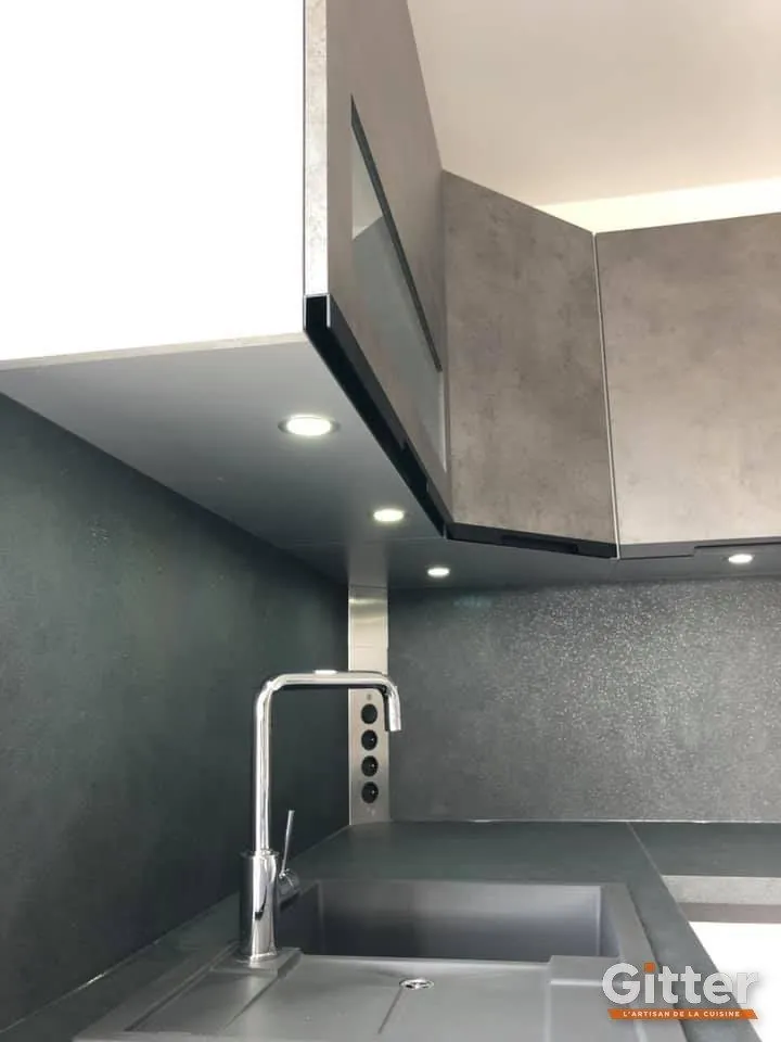 Cuisine : crédence effet béton avec meuble haut relevable au-dessus de l'évier, réalisation Gitter à Dieulouard